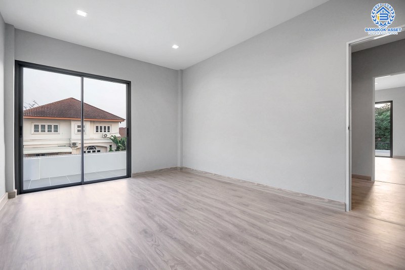 บ้านมือสองตกแต่งใหม่ หลังใหญ่พื้นที่กว้างขวาง เนื้อที่ 110ตร.ว. บนสังคมคุณภาพแบรนด์ดัง L&H  โครงการ ชลลดา บางบัวทอง-รัตนาธิเบศร์  ตอบโจทย์ครอบครัวใหญ่ ฟังก์ชั่น 3 ห้องนอน 3 ห้องน้ำ 4 ที่จอดรถ บนทำเลศักยภาพ เชื่อมต่อหลายเส้นทาง ใกล้เซ็นทรัลเวสต์เกต และ MRT สถานีบางพลู...