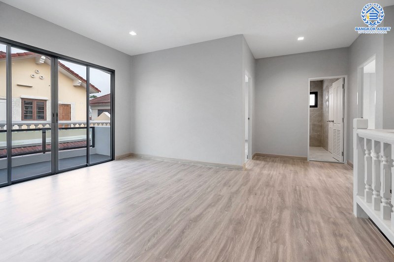 บ้านมือสองตกแต่งใหม่ หลังใหญ่พื้นที่กว้างขวาง เนื้อที่ 110ตร.ว. บนสังคมคุณภาพแบรนด์ดัง L&H  โครงการ ชลลดา บางบัวทอง-รัตนาธิเบศร์  ตอบโจทย์ครอบครัวใหญ่ ฟังก์ชั่น 3 ห้องนอน 3 ห้องน้ำ 4 ที่จอดรถ บนทำเลศักยภาพ เชื่อมต่อหลายเส้นทาง ใกล้เซ็นทรัลเวสต์เกต และ MRT สถานีบางพลู...