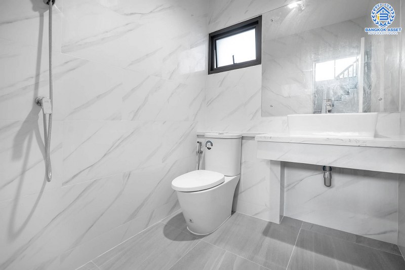 บ้านมือสองตกแต่งใหม่ หลังใหญ่พื้นที่กว้างขวาง เนื้อที่ 110ตร.ว. บนสังคมคุณภาพแบรนด์ดัง L&H  โครงการ ชลลดา บางบัวทอง-รัตนาธิเบศร์  ตอบโจทย์ครอบครัวใหญ่ ฟังก์ชั่น 3 ห้องนอน 3 ห้องน้ำ 4 ที่จอดรถ บนทำเลศักยภาพ เชื่อมต่อหลายเส้นทาง ใกล้เซ็นทรัลเวสต์เกต และ MRT สถานีบางพลู...