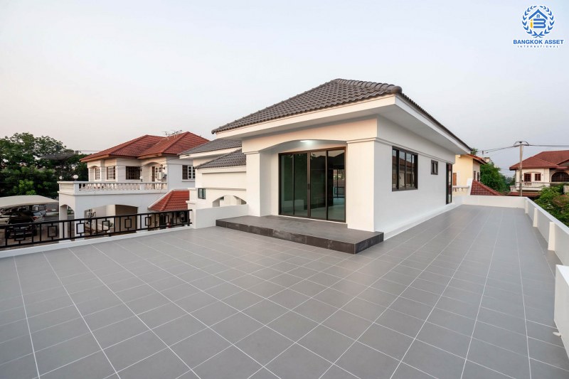 บ้านมือสองตกแต่งใหม่ หลังใหญ่พื้นที่กว้างขวาง เนื้อที่ 110ตร.ว. บนสังคมคุณภาพแบรนด์ดัง L&H  โครงการ ชลลดา บางบัวทอง-รัตนาธิเบศร์  ตอบโจทย์ครอบครัวใหญ่ ฟังก์ชั่น 3 ห้องนอน 3 ห้องน้ำ 4 ที่จอดรถ บนทำเลศักยภาพ เชื่อมต่อหลายเส้นทาง ใกล้เซ็นทรัลเวสต์เกต และ MRT สถานีบางพลู...