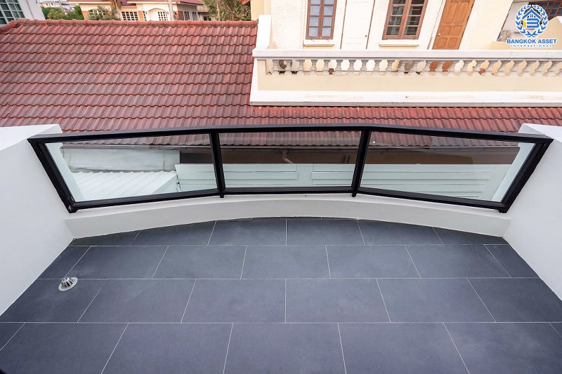 บ้านมือสองตกแต่งใหม่ หลังใหญ่พื้นที่กว้างขวาง เนื้อที่ 110ตร.ว. บนสังคมคุณภาพแบรนด์ดัง L&H  โครงการ ชลลดา บางบัวทอง-รัตนาธิเบศร์  ตอบโจทย์ครอบครัวใหญ่ ฟังก์ชั่น 3 ห้องนอน 3 ห้องน้ำ 4 ที่จอดรถ บนทำเลศักยภาพ เชื่อมต่อหลายเส้นทาง ใกล้เซ็นทรัลเวสต์เกต และ MRT สถานีบางพลู...