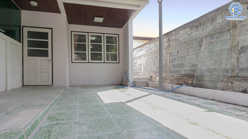 ทาวน์เฮ้าส์มือสองนนทบุรี ห้องมุม ม.พลอยคันทรี่ รัตนาธิเบศร์-ท่าอิฐ เนื้อที่ 19.2 ตร.ว. ฟังก์ชั่น 2 ห้องนอน 2 ห้องน้ำ ต่อเติมเต็ม บนทำเลเชื่อมต่อราชพฤกษ์ รถไฟฟ้าสถานี "ไทรม้า" ราคาเพียงล้านต้นๆ