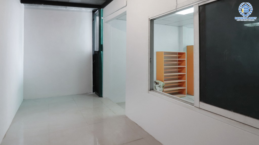 ทาวน์เฮ้าส์มือสองนนทบุรี ห้องมุม ม.พลอยคันทรี่ รัตนาธิเบศร์-ท่าอิฐ เนื้อที่ 19.2 ตร.ว. ฟังก์ชั่น 2 ห้องนอน 2 ห้องน้ำ ต่อเติมเต็ม บนทำเลเชื่อมต่อราชพฤกษ์ รถไฟฟ้าสถานี "ไทรม้า" ราคาเพียงล้านต้นๆ