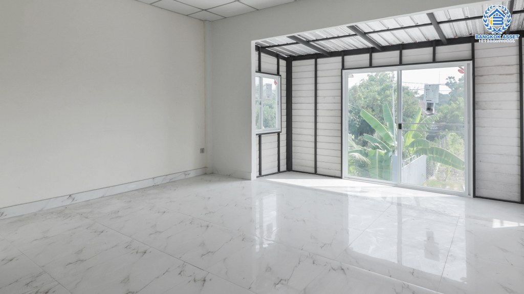 ทาวน์เฮ้าส์มือสองนนทบุรี ห้องมุม ม.พลอยคันทรี่ รัตนาธิเบศร์-ท่าอิฐ เนื้อที่ 19.2 ตร.ว. ฟังก์ชั่น 2 ห้องนอน 2 ห้องน้ำ ต่อเติมเต็ม บนทำเลเชื่อมต่อราชพฤกษ์ รถไฟฟ้าสถานี "ไทรม้า" ราคาเพียงล้านต้นๆ