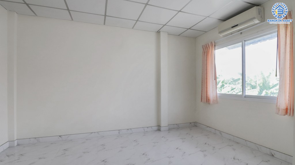 ทาวน์เฮ้าส์มือสองนนทบุรี ห้องมุม ม.พลอยคันทรี่ รัตนาธิเบศร์-ท่าอิฐ เนื้อที่ 19.2 ตร.ว. ฟังก์ชั่น 2 ห้องนอน 2 ห้องน้ำ ต่อเติมเต็ม บนทำเลเชื่อมต่อราชพฤกษ์ รถไฟฟ้าสถานี "ไทรม้า" ราคาเพียงล้านต้นๆ