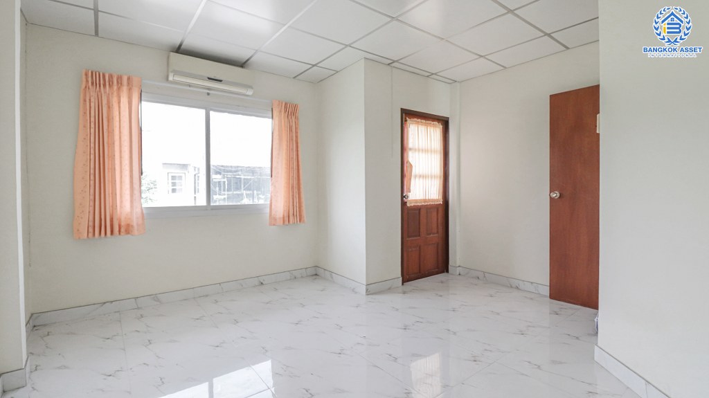 ทาวน์เฮ้าส์มือสองนนทบุรี ห้องมุม ม.พลอยคันทรี่ รัตนาธิเบศร์-ท่าอิฐ เนื้อที่ 19.2 ตร.ว. ฟังก์ชั่น 2 ห้องนอน 2 ห้องน้ำ ต่อเติมเต็ม บนทำเลเชื่อมต่อราชพฤกษ์ รถไฟฟ้าสถานี "ไทรม้า" ราคาเพียงล้านต้นๆ