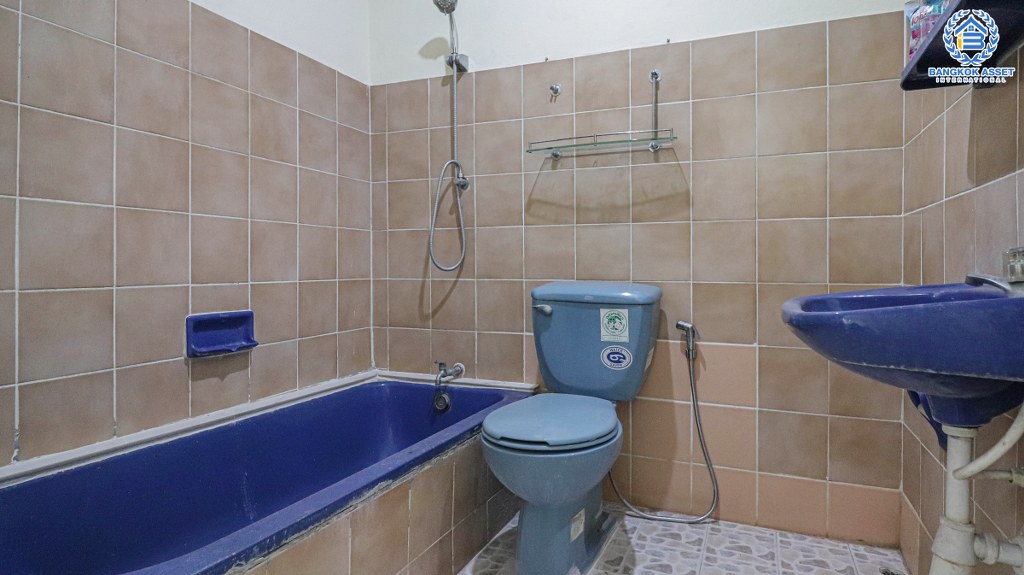 ทาวน์เฮ้าส์มือสองนนทบุรี ห้องมุม ม.พลอยคันทรี่ รัตนาธิเบศร์-ท่าอิฐ เนื้อที่ 19.2 ตร.ว. ฟังก์ชั่น 2 ห้องนอน 2 ห้องน้ำ ต่อเติมเต็ม บนทำเลเชื่อมต่อราชพฤกษ์ รถไฟฟ้าสถานี "ไทรม้า" ราคาเพียงล้านต้นๆ