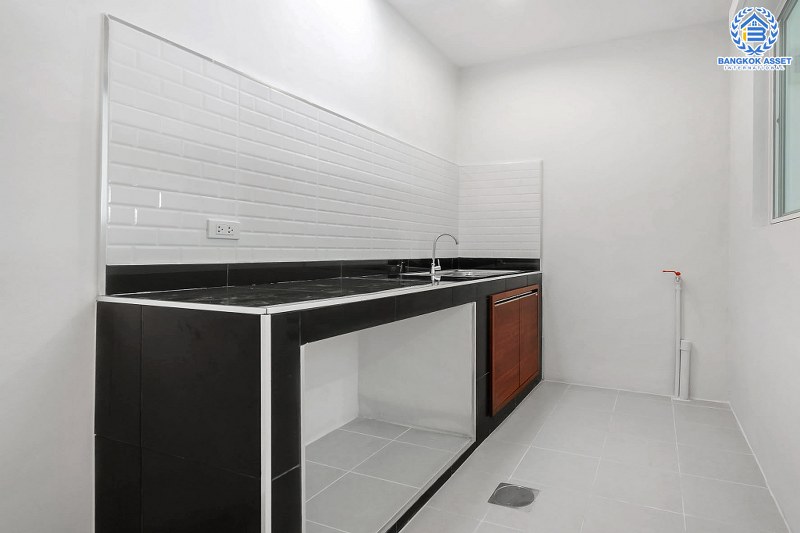 บ้านมือสองตกแต่งใหม่ ทำเลโซนเมือง ม.พลีโน่ (AP) พระราม5-ปิ่นเกล้า บ้านพร้อมอยู่ เนื้อที่ 20.6 ตร.ว.  ฟังก์ชั่น 3 ห้องนอน 2 ห้องน้ำ 2 ที่จอดรถ บนทำเลเดินทางสะดวก ใกล้สะพานพระราม 5 เชื่อมสู่ปิ่นเกล้า-จรัญฯ ได้อย่างรวดเร็ว...