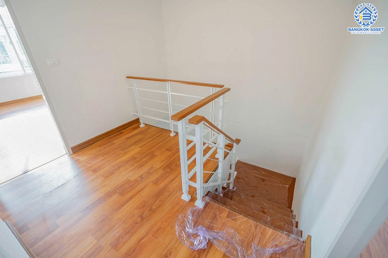 บ้านมือสองตกแต่งใหม่ ทำเลโซนเมือง ม.พลีโน่ (AP) พระราม5-ปิ่นเกล้า บ้านพร้อมอยู่ เนื้อที่ 20.6 ตร.ว.  ฟังก์ชั่น 3 ห้องนอน 2 ห้องน้ำ 2 ที่จอดรถ บนทำเลเดินทางสะดวก ใกล้สะพานพระราม 5 เชื่อมสู่ปิ่นเกล้า-จรัญฯ ได้อย่างรวดเร็ว...