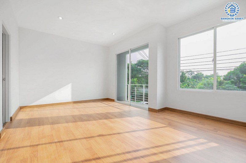 บ้านมือสองตกแต่งใหม่ ทำเลโซนเมือง ม.พลีโน่ (AP) พระราม5-ปิ่นเกล้า บ้านพร้อมอยู่ เนื้อที่ 20.6 ตร.ว.  ฟังก์ชั่น 3 ห้องนอน 2 ห้องน้ำ 2 ที่จอดรถ บนทำเลเดินทางสะดวก ใกล้สะพานพระราม 5 เชื่อมสู่ปิ่นเกล้า-จรัญฯ ได้อย่างรวดเร็ว...