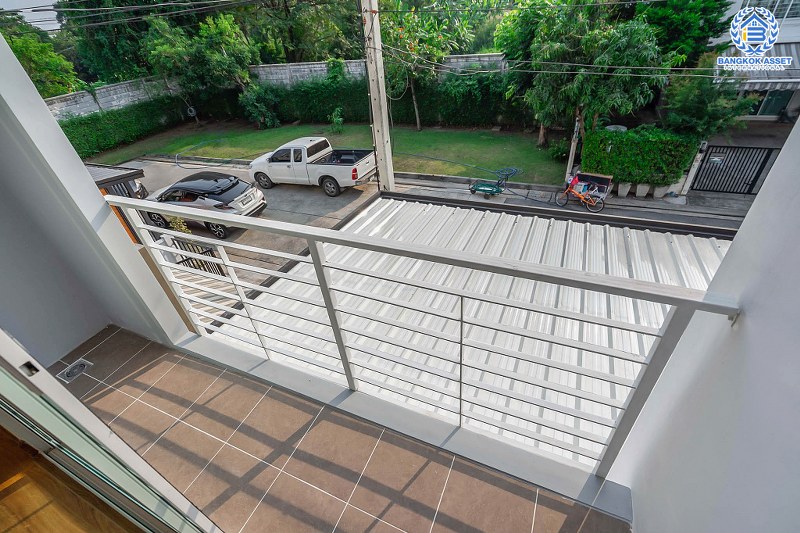 บ้านมือสองตกแต่งใหม่ ทำเลโซนเมือง ม.พลีโน่ (AP) พระราม5-ปิ่นเกล้า บ้านพร้อมอยู่ เนื้อที่ 20.6 ตร.ว.  ฟังก์ชั่น 3 ห้องนอน 2 ห้องน้ำ 2 ที่จอดรถ บนทำเลเดินทางสะดวก ใกล้สะพานพระราม 5 เชื่อมสู่ปิ่นเกล้า-จรัญฯ ได้อย่างรวดเร็ว...