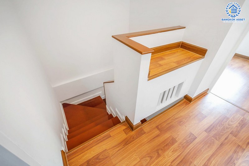 บ้านมือสองตกแต่งใหม่ แบรนด์ดัง Property Perfect โครงการ เดอะวิลล่า ราชพฤกษ์-ท่าอิฐ เพียง 10 นาที ถึงรถไฟฟ้า สถานีบางรักน้อยท่าอิฐ บ้านพร้อมอยู่ ฟังก์ชั่นครบ! เนื้อที่ 18 ตร.ว. 3 ห้องนอน 2 ห้องน้ำ บนทำเลเยี่ยมเชื่อมต่อทั้งถ.รัตนาธิเบศร์ และถ.ราชพฤกษ์...