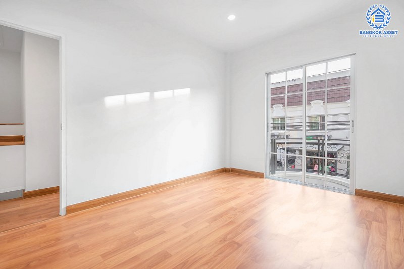 บ้านมือสองตกแต่งใหม่ แบรนด์ดัง Property Perfect โครงการ เดอะวิลล่า ราชพฤกษ์-ท่าอิฐ เพียง 10 นาที ถึงรถไฟฟ้า สถานีบางรักน้อยท่าอิฐ บ้านพร้อมอยู่ ฟังก์ชั่นครบ! เนื้อที่ 18 ตร.ว. 3 ห้องนอน 2 ห้องน้ำ บนทำเลเยี่ยมเชื่อมต่อทั้งถ.รัตนาธิเบศร์ และถ.ราชพฤกษ์...