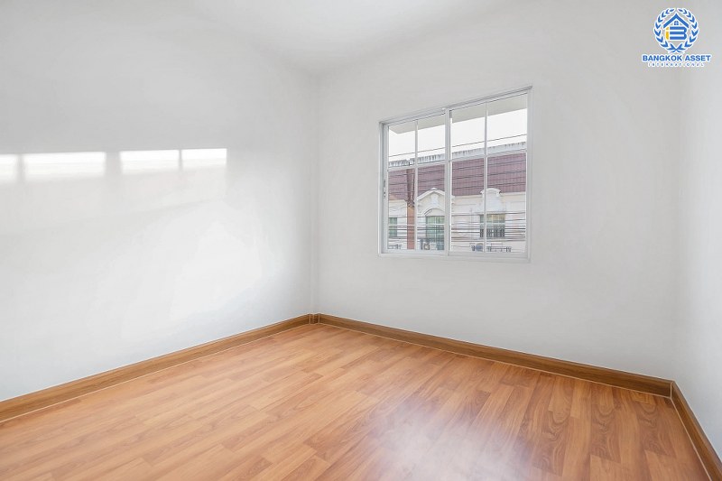 บ้านมือสองตกแต่งใหม่ แบรนด์ดัง Property Perfect โครงการ เดอะวิลล่า ราชพฤกษ์-ท่าอิฐ เพียง 10 นาที ถึงรถไฟฟ้า สถานีบางรักน้อยท่าอิฐ บ้านพร้อมอยู่ ฟังก์ชั่นครบ! เนื้อที่ 18 ตร.ว. 3 ห้องนอน 2 ห้องน้ำ บนทำเลเยี่ยมเชื่อมต่อทั้งถ.รัตนาธิเบศร์ และถ.ราชพฤกษ์...