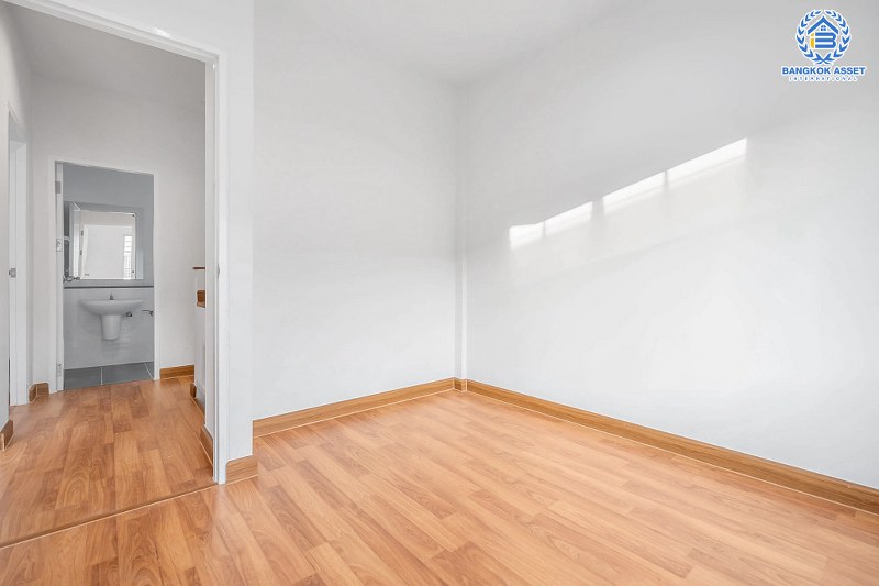 บ้านมือสองตกแต่งใหม่ แบรนด์ดัง Property Perfect โครงการ เดอะวิลล่า ราชพฤกษ์-ท่าอิฐ เพียง 10 นาที ถึงรถไฟฟ้า สถานีบางรักน้อยท่าอิฐ บ้านพร้อมอยู่ ฟังก์ชั่นครบ! เนื้อที่ 18 ตร.ว. 3 ห้องนอน 2 ห้องน้ำ บนทำเลเยี่ยมเชื่อมต่อทั้งถ.รัตนาธิเบศร์ และถ.ราชพฤกษ์...