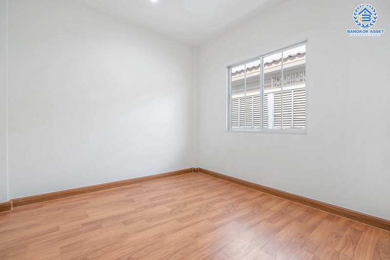 บ้านมือสองตกแต่งใหม่ แบรนด์ดัง Property Perfect โครงการ เดอะวิลล่า ราชพฤกษ์-ท่าอิฐ เพียง 10 นาที ถึงรถไฟฟ้า สถานีบางรักน้อยท่าอิฐ บ้านพร้อมอยู่ ฟังก์ชั่นครบ! เนื้อที่ 18 ตร.ว. 3 ห้องนอน 2 ห้องน้ำ บนทำเลเยี่ยมเชื่อมต่อทั้งถ.รัตนาธิเบศร์ และถ.ราชพฤกษ์...