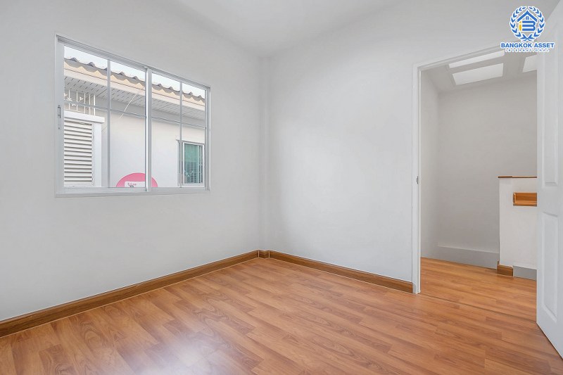 บ้านมือสองตกแต่งใหม่ แบรนด์ดัง Property Perfect โครงการ เดอะวิลล่า ราชพฤกษ์-ท่าอิฐ เพียง 10 นาที ถึงรถไฟฟ้า สถานีบางรักน้อยท่าอิฐ บ้านพร้อมอยู่ ฟังก์ชั่นครบ! เนื้อที่ 18 ตร.ว. 3 ห้องนอน 2 ห้องน้ำ บนทำเลเยี่ยมเชื่อมต่อทั้งถ.รัตนาธิเบศร์ และถ.ราชพฤกษ์...