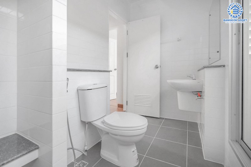 บ้านมือสองตกแต่งใหม่ แบรนด์ดัง Property Perfect โครงการ เดอะวิลล่า ราชพฤกษ์-ท่าอิฐ เพียง 10 นาที ถึงรถไฟฟ้า สถานีบางรักน้อยท่าอิฐ บ้านพร้อมอยู่ ฟังก์ชั่นครบ! เนื้อที่ 18 ตร.ว. 3 ห้องนอน 2 ห้องน้ำ บนทำเลเยี่ยมเชื่อมต่อทั้งถ.รัตนาธิเบศร์ และถ.ราชพฤกษ์...