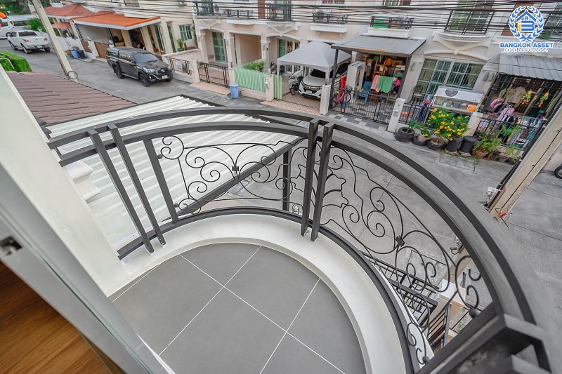 บ้านมือสองตกแต่งใหม่ แบรนด์ดัง Property Perfect โครงการ เดอะวิลล่า ราชพฤกษ์-ท่าอิฐ เพียง 10 นาที ถึงรถไฟฟ้า สถานีบางรักน้อยท่าอิฐ บ้านพร้อมอยู่ ฟังก์ชั่นครบ! เนื้อที่ 18 ตร.ว. 3 ห้องนอน 2 ห้องน้ำ บนทำเลเยี่ยมเชื่อมต่อทั้งถ.รัตนาธิเบศร์ และถ.ราชพฤกษ์...