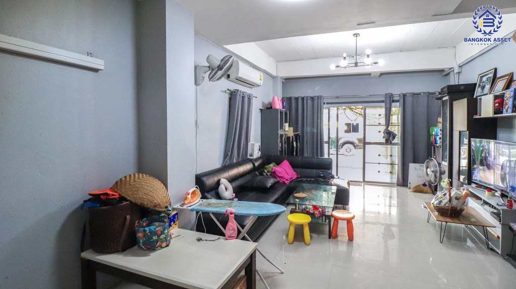 ทาวน์เฮ้าส์มือสองนนทบุรี ห้องมุม ม.พรไพศาล ติวานนท์-ปากเกร็ด เนื้อที่ 26 ตร.ว. ฟังก์ชั่น 3 ห้องนอน 2 ห้องน้ำ ต่อเติมครบ พร้อมอยู่ บนทำเลเยี่ยม ใกล้เซ็นทรัลแจ้งวัฒนะ และรถไฟฟ้าสายสีชมพู...