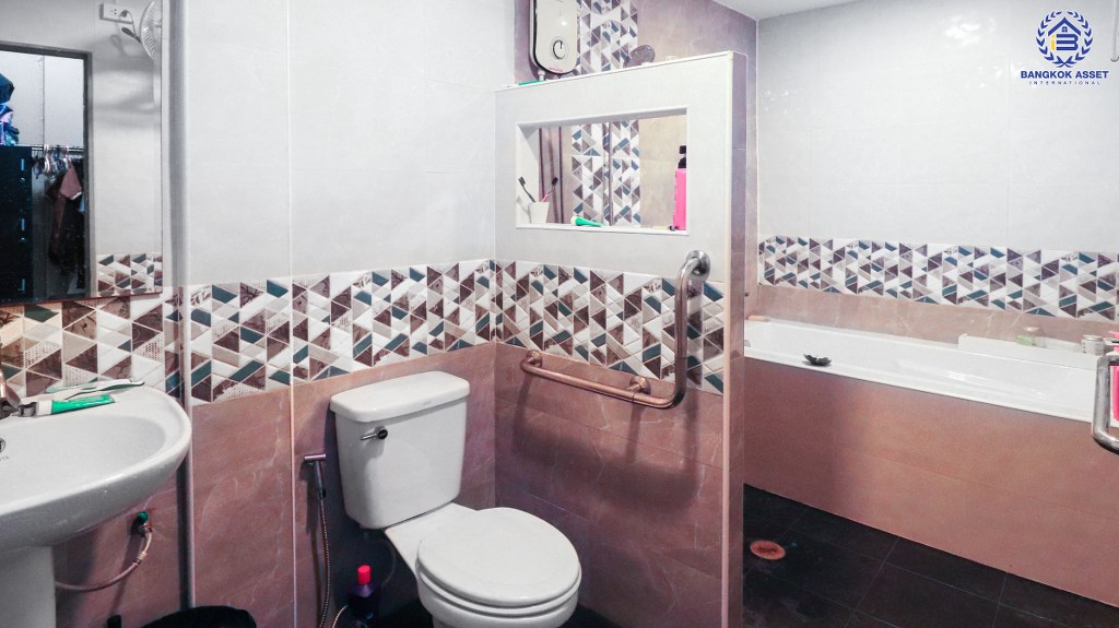 ทาวน์เฮ้าส์มือสองนนทบุรี ห้องมุม ม.พรไพศาล ติวานนท์-ปากเกร็ด เนื้อที่ 26 ตร.ว. ฟังก์ชั่น 3 ห้องนอน 2 ห้องน้ำ ต่อเติมครบ พร้อมอยู่ บนทำเลเยี่ยม ใกล้เซ็นทรัลแจ้งวัฒนะ และรถไฟฟ้าสายสีชมพู...