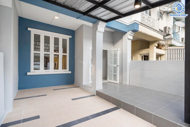 บ้านมือสองตกแต่งใหม่ ทำเลดีติดถนนติวานนท์ ม.นนท์ทิวาการ์เด้น ติวานนท์ ต่อเติมเต็ม เนื้อที่ 18 ตร.ว. ฟังก์ชั่น 2 ห้องนอน 2 ห้องน้ำ พร้อมอยู่ เดินทางสะดวก เชื่อมต่อหลายเส้นทาง ถ.ศรีสมาน ถ. 345 ฯลฯ ใกล้จุดขึ้นทางด่วนอุดรรัถยา...