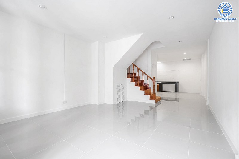 บ้านมือสองตกแต่งใหม่ ทำเลดีติดถนนติวานนท์ ม.นนท์ทิวาการ์เด้น ติวานนท์ ต่อเติมเต็ม เนื้อที่ 18 ตร.ว. ฟังก์ชั่น 2 ห้องนอน 2 ห้องน้ำ พร้อมอยู่ เดินทางสะดวก เชื่อมต่อหลายเส้นทาง ถ.ศรีสมาน ถ. 345 ฯลฯ ใกล้จุดขึ้นทางด่วนอุดรรัถยา...