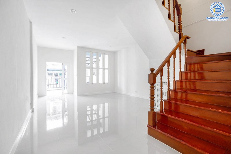 บ้านมือสองตกแต่งใหม่ ทำเลดีติดถนนติวานนท์ ม.นนท์ทิวาการ์เด้น ติวานนท์ ต่อเติมเต็ม เนื้อที่ 18 ตร.ว. ฟังก์ชั่น 2 ห้องนอน 2 ห้องน้ำ พร้อมอยู่ เดินทางสะดวก เชื่อมต่อหลายเส้นทาง ถ.ศรีสมาน ถ. 345 ฯลฯ ใกล้จุดขึ้นทางด่วนอุดรรัถยา...