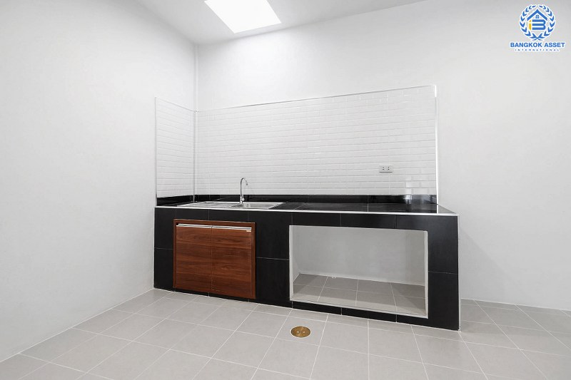 บ้านมือสองตกแต่งใหม่ ทำเลดีติดถนนติวานนท์ ม.นนท์ทิวาการ์เด้น ติวานนท์ ต่อเติมเต็ม เนื้อที่ 18 ตร.ว. ฟังก์ชั่น 2 ห้องนอน 2 ห้องน้ำ พร้อมอยู่ เดินทางสะดวก เชื่อมต่อหลายเส้นทาง ถ.ศรีสมาน ถ. 345 ฯลฯ ใกล้จุดขึ้นทางด่วนอุดรรัถยา...