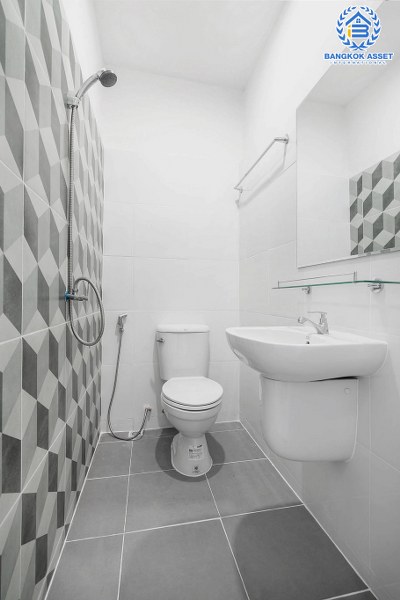 บ้านมือสองตกแต่งใหม่ ทำเลดีติดถนนติวานนท์ ม.นนท์ทิวาการ์เด้น ติวานนท์ ต่อเติมเต็ม เนื้อที่ 18 ตร.ว. ฟังก์ชั่น 2 ห้องนอน 2 ห้องน้ำ พร้อมอยู่ เดินทางสะดวก เชื่อมต่อหลายเส้นทาง ถ.ศรีสมาน ถ. 345 ฯลฯ ใกล้จุดขึ้นทางด่วนอุดรรัถยา...