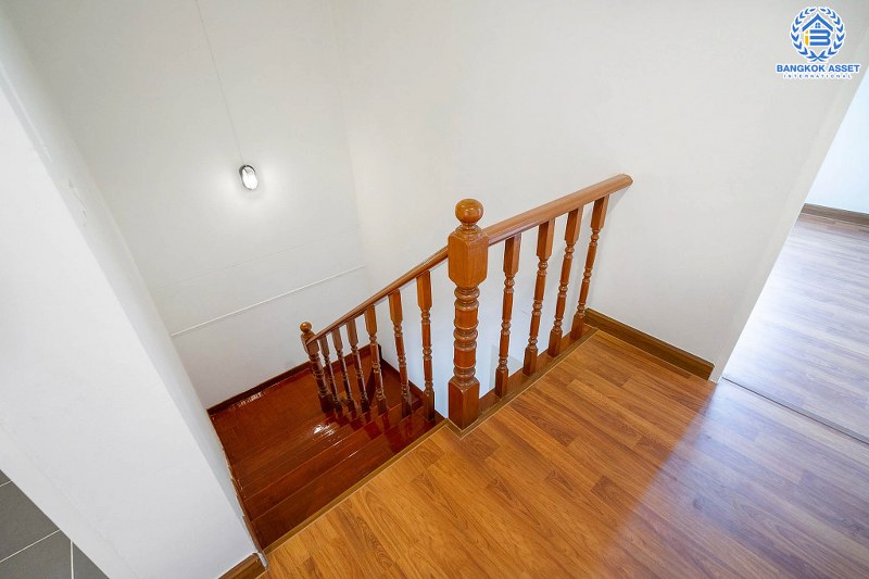 บ้านมือสองตกแต่งใหม่ ทำเลดีติดถนนติวานนท์ ม.นนท์ทิวาการ์เด้น ติวานนท์ ต่อเติมเต็ม เนื้อที่ 18 ตร.ว. ฟังก์ชั่น 2 ห้องนอน 2 ห้องน้ำ พร้อมอยู่ เดินทางสะดวก เชื่อมต่อหลายเส้นทาง ถ.ศรีสมาน ถ. 345 ฯลฯ ใกล้จุดขึ้นทางด่วนอุดรรัถยา...