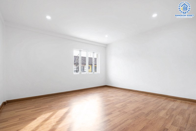 บ้านมือสองตกแต่งใหม่ ทำเลดีติดถนนติวานนท์ ม.นนท์ทิวาการ์เด้น ติวานนท์ ต่อเติมเต็ม เนื้อที่ 18 ตร.ว. ฟังก์ชั่น 2 ห้องนอน 2 ห้องน้ำ พร้อมอยู่ เดินทางสะดวก เชื่อมต่อหลายเส้นทาง ถ.ศรีสมาน ถ. 345 ฯลฯ ใกล้จุดขึ้นทางด่วนอุดรรัถยา...