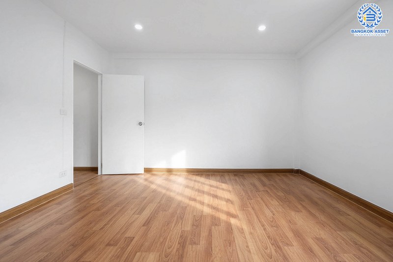 บ้านมือสองตกแต่งใหม่ ทำเลดีติดถนนติวานนท์ ม.นนท์ทิวาการ์เด้น ติวานนท์ ต่อเติมเต็ม เนื้อที่ 18 ตร.ว. ฟังก์ชั่น 2 ห้องนอน 2 ห้องน้ำ พร้อมอยู่ เดินทางสะดวก เชื่อมต่อหลายเส้นทาง ถ.ศรีสมาน ถ. 345 ฯลฯ ใกล้จุดขึ้นทางด่วนอุดรรัถยา...