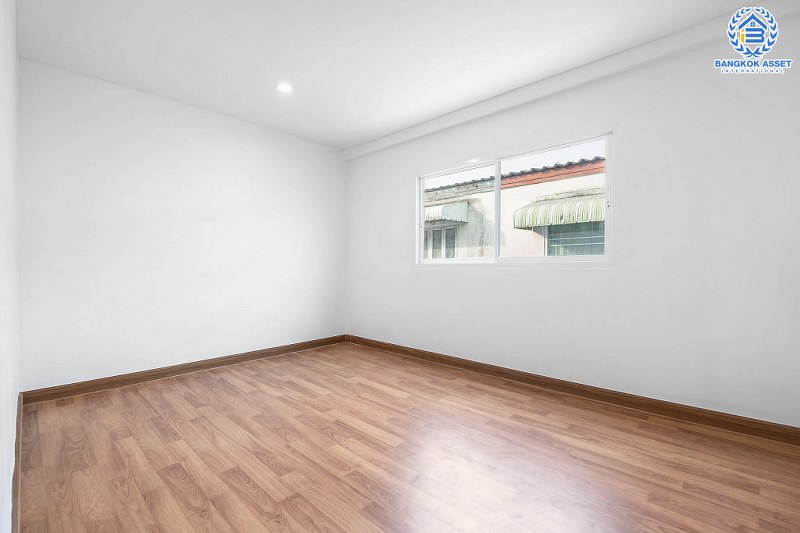 บ้านมือสองตกแต่งใหม่ ทำเลดีติดถนนติวานนท์ ม.นนท์ทิวาการ์เด้น ติวานนท์ ต่อเติมเต็ม เนื้อที่ 18 ตร.ว. ฟังก์ชั่น 2 ห้องนอน 2 ห้องน้ำ พร้อมอยู่ เดินทางสะดวก เชื่อมต่อหลายเส้นทาง ถ.ศรีสมาน ถ. 345 ฯลฯ ใกล้จุดขึ้นทางด่วนอุดรรัถยา...