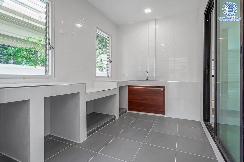 บ้านมือสองตกแต่งใหม่ หลังใหญ่สุดคุ้ม เนื้อที่ 87.1 ตร.ว. โครงการ มัณฑนา ปิ่นเกล้า-กาญจนาภิเษก (ซ.วัดพระเงิน) บ้านพร้อมอยู่ ตกแต่ง/ต่อเติมครบ มากฟังก์ชั่น 4 ห้องนอน 3 ห้องน้ำ เดินทางสะดวก บนทำเลติดถนนใหญ่ ใกล้เซ็นทรัลเวสต์เกต รถไฟฟ้าสายสีม่วง "สถานีตลาดบางใหญ่" และทางด่วนศรีรัช!...