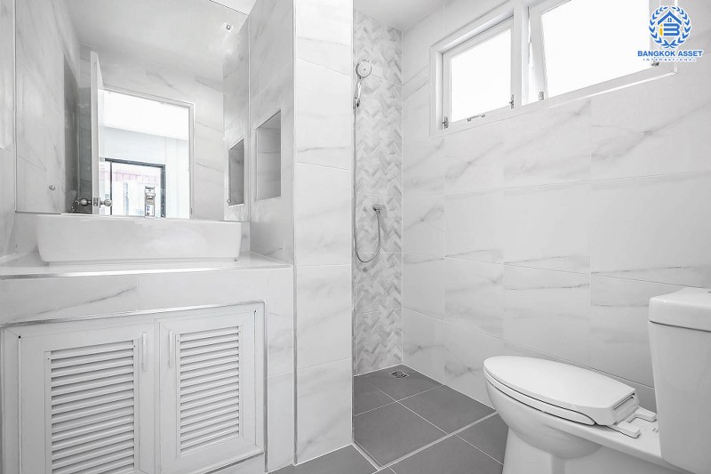 บ้านมือสองตกแต่งใหม่ หลังใหญ่สุดคุ้ม เนื้อที่ 87.1 ตร.ว. โครงการ มัณฑนา ปิ่นเกล้า-กาญจนาภิเษก (ซ.วัดพระเงิน) บ้านพร้อมอยู่ ตกแต่ง/ต่อเติมครบ มากฟังก์ชั่น 4 ห้องนอน 3 ห้องน้ำ เดินทางสะดวก บนทำเลติดถนนใหญ่ ใกล้เซ็นทรัลเวสต์เกต รถไฟฟ้าสายสีม่วง "สถานีตลาดบางใหญ่" และทางด่วนศรีรัช!...