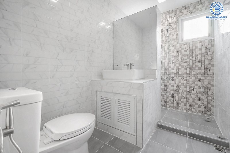 บ้านมือสองตกแต่งใหม่ หลังใหญ่สุดคุ้ม เนื้อที่ 87.1 ตร.ว. โครงการ มัณฑนา ปิ่นเกล้า-กาญจนาภิเษก (ซ.วัดพระเงิน) บ้านพร้อมอยู่ ตกแต่ง/ต่อเติมครบ มากฟังก์ชั่น 4 ห้องนอน 3 ห้องน้ำ เดินทางสะดวก บนทำเลติดถนนใหญ่ ใกล้เซ็นทรัลเวสต์เกต รถไฟฟ้าสายสีม่วง "สถานีตลาดบางใหญ่" และทางด่วนศรีรัช!...