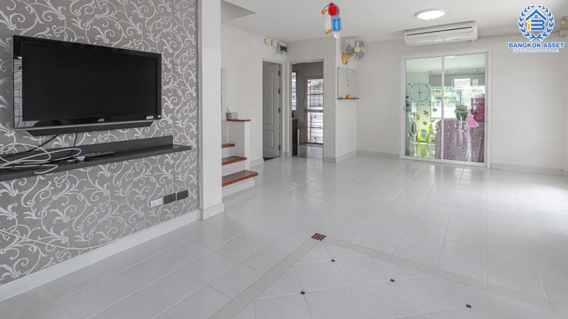 บ้านเดี่ยวมือสองปทุมธานี แบรนด์ L&H ห้องมุม! ม.พฤกษ์ลดา ติวานนท์-ราชพฤกษ์ บ้านพร้อมอยู่ เนื้อที่ 59.1 ตร.ว. ฟังก์ชั่น 4 ห้องนอน 2 ที่จอดรถ พร้อมเฟอร์ฯบิ้วท์อิน บนทำเลเดินทางสะดวก ใกล้โรบินสัน และจุดขึ้นทางด่วน "ศรีสมาน"