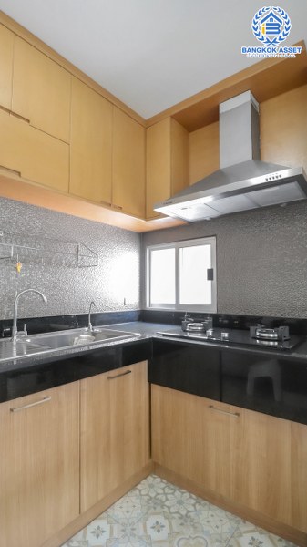 บ้านเดี่ยวมือสองปทุมธานี แบรนด์ L&H ห้องมุม! ม.พฤกษ์ลดา ติวานนท์-ราชพฤกษ์ บ้านพร้อมอยู่ เนื้อที่ 59.1 ตร.ว. ฟังก์ชั่น 4 ห้องนอน 2 ที่จอดรถ พร้อมเฟอร์ฯบิ้วท์อิน บนทำเลเดินทางสะดวก ใกล้โรบินสัน และจุดขึ้นทางด่วน "ศรีสมาน"