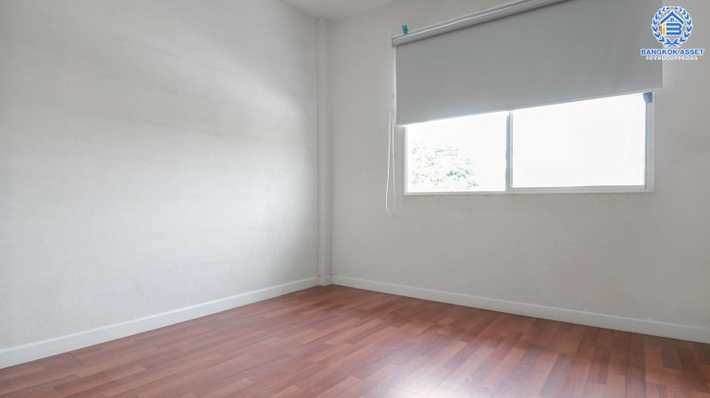 บ้านเดี่ยวมือสองปทุมธานี แบรนด์ L&H ห้องมุม! ม.พฤกษ์ลดา ติวานนท์-ราชพฤกษ์ บ้านพร้อมอยู่ เนื้อที่ 59.1 ตร.ว. ฟังก์ชั่น 4 ห้องนอน 2 ที่จอดรถ พร้อมเฟอร์ฯบิ้วท์อิน บนทำเลเดินทางสะดวก ใกล้โรบินสัน และจุดขึ้นทางด่วน "ศรีสมาน"