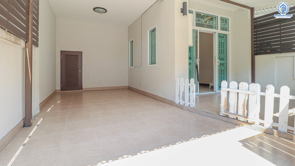 ทาวน์เฮ้าส์มือสองนนทบุรี ใกล้รถไฟฟ้า ม.เปี่ยมสุข กรุงเทพนนท์-วงศ์สว่าง ต่อเติมพร้อมอยู่ เนื้อที่ 18.8 ตร.ว. แถมแอร์ 2 เครื่อง ทำเลโซนเมือง ใกล้ MRT แยกติวานนท์ และจุดขึ้นทางด่วน "รัชดาภิเษก"...