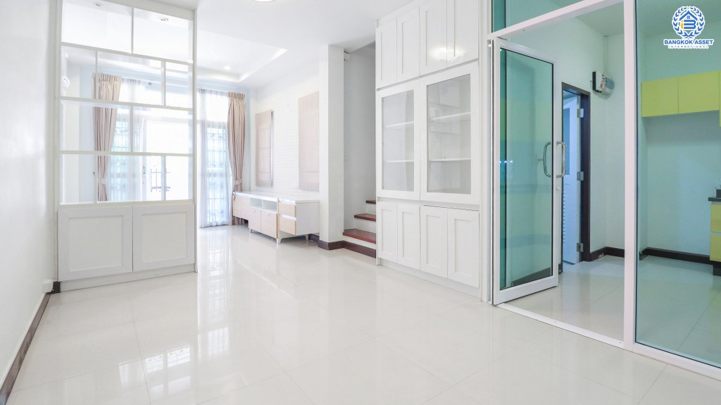 ทาวน์เฮ้าส์มือสองนนทบุรี ใกล้รถไฟฟ้า ม.เปี่ยมสุข กรุงเทพนนท์-วงศ์สว่าง ต่อเติมพร้อมอยู่ เนื้อที่ 18.8 ตร.ว. แถมแอร์ 2 เครื่อง ทำเลโซนเมือง ใกล้ MRT แยกติวานนท์ และจุดขึ้นทางด่วน "รัชดาภิเษก"...