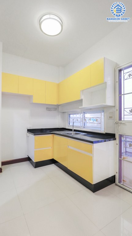 ทาวน์เฮ้าส์มือสองนนทบุรี ใกล้รถไฟฟ้า ม.เปี่ยมสุข กรุงเทพนนท์-วงศ์สว่าง ต่อเติมพร้อมอยู่ เนื้อที่ 18.8 ตร.ว. แถมแอร์ 2 เครื่อง ทำเลโซนเมือง ใกล้ MRT แยกติวานนท์ และจุดขึ้นทางด่วน "รัชดาภิเษก"...