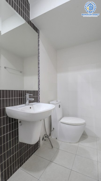 ทาวน์เฮ้าส์มือสองนนทบุรี ใกล้รถไฟฟ้า ม.เปี่ยมสุข กรุงเทพนนท์-วงศ์สว่าง ต่อเติมพร้อมอยู่ เนื้อที่ 18.8 ตร.ว. แถมแอร์ 2 เครื่อง ทำเลโซนเมือง ใกล้ MRT แยกติวานนท์ และจุดขึ้นทางด่วน "รัชดาภิเษก"...