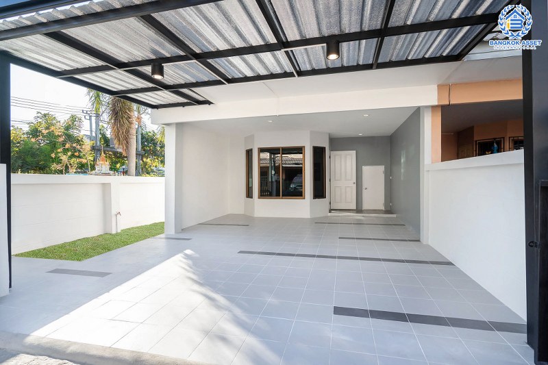 บ้านมือสองตกแต่งใหม่ ม.พิมลกาญจน์ ประชาชื่น-แจ้งวัฒนะ หลังมุมที่จะช่วยเพิ่มความเป็นส่วนตัวมากขึ้น เนื้อที่ 24.30 ตร.ว. ฟังก์ชั่น 3 ห้องนอน 2 ห้องน้ำ เดินทางเข้าสู่ใจกลางเมืองได้อย่างสะดวกสบาย ใกล้สนามบินดอนเมือง ทางด่วนศรีสมาน และรถไฟฟ้าสายสีแดง