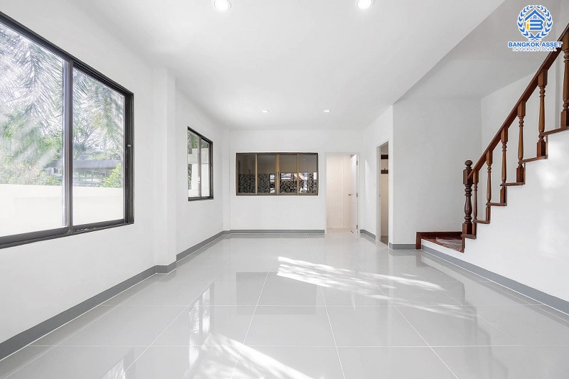 บ้านมือสองตกแต่งใหม่ ม.พิมลกาญจน์ ประชาชื่น-แจ้งวัฒนะ หลังมุมที่จะช่วยเพิ่มความเป็นส่วนตัวมากขึ้น เนื้อที่ 24.30 ตร.ว. ฟังก์ชั่น 3 ห้องนอน 2 ห้องน้ำ เดินทางเข้าสู่ใจกลางเมืองได้อย่างสะดวกสบาย ใกล้สนามบินดอนเมือง ทางด่วนศรีสมาน และรถไฟฟ้าสายสีแดง