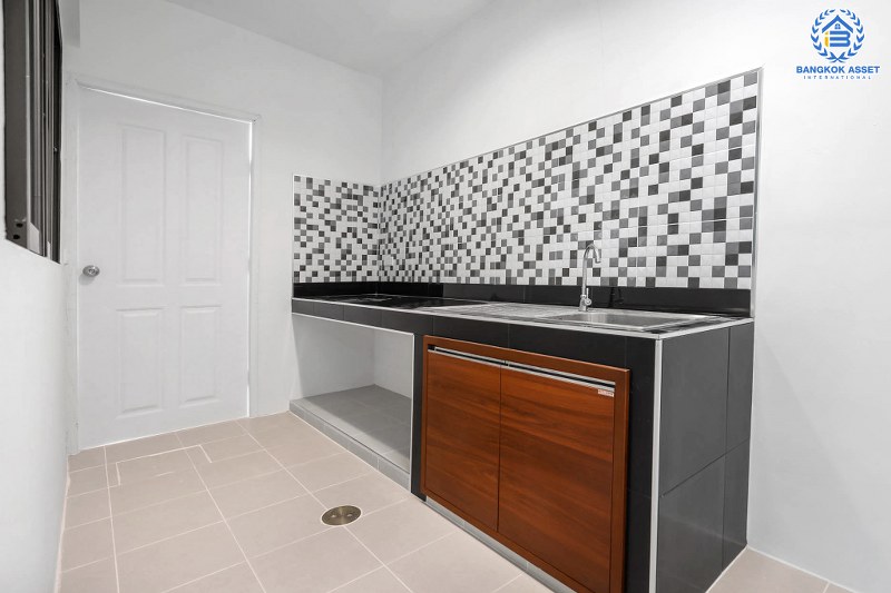 บ้านมือสองตกแต่งใหม่ ม.พิมลกาญจน์ ประชาชื่น-แจ้งวัฒนะ หลังมุมที่จะช่วยเพิ่มความเป็นส่วนตัวมากขึ้น เนื้อที่ 24.30 ตร.ว. ฟังก์ชั่น 3 ห้องนอน 2 ห้องน้ำ เดินทางเข้าสู่ใจกลางเมืองได้อย่างสะดวกสบาย ใกล้สนามบินดอนเมือง ทางด่วนศรีสมาน และรถไฟฟ้าสายสีแดง