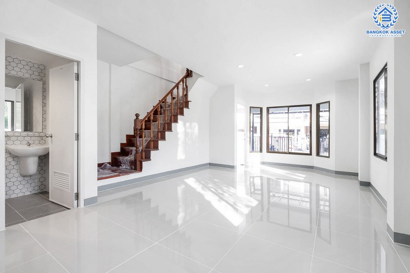 บ้านมือสองตกแต่งใหม่ ม.พิมลกาญจน์ ประชาชื่น-แจ้งวัฒนะ หลังมุมที่จะช่วยเพิ่มความเป็นส่วนตัวมากขึ้น เนื้อที่ 24.30 ตร.ว. ฟังก์ชั่น 3 ห้องนอน 2 ห้องน้ำ เดินทางเข้าสู่ใจกลางเมืองได้อย่างสะดวกสบาย ใกล้สนามบินดอนเมือง ทางด่วนศรีสมาน และรถไฟฟ้าสายสีแดง