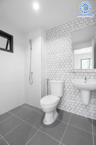 บ้านมือสองตกแต่งใหม่ ม.พิมลกาญจน์ ประชาชื่น-แจ้งวัฒนะ หลังมุมที่จะช่วยเพิ่มความเป็นส่วนตัวมากขึ้น เนื้อที่ 24.30 ตร.ว. ฟังก์ชั่น 3 ห้องนอน 2 ห้องน้ำ เดินทางเข้าสู่ใจกลางเมืองได้อย่างสะดวกสบาย ใกล้สนามบินดอนเมือง ทางด่วนศรีสมาน และรถไฟฟ้าสายสีแดง