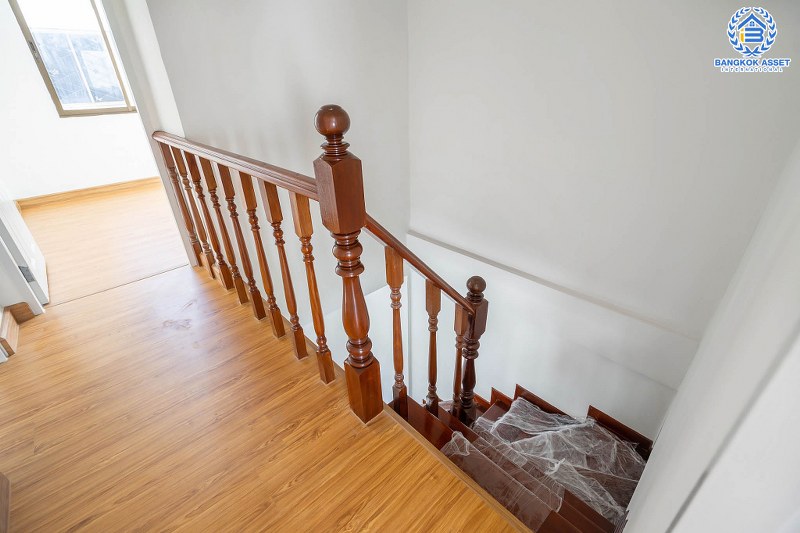 บ้านมือสองตกแต่งใหม่ ม.พิมลกาญจน์ ประชาชื่น-แจ้งวัฒนะ หลังมุมที่จะช่วยเพิ่มความเป็นส่วนตัวมากขึ้น เนื้อที่ 24.30 ตร.ว. ฟังก์ชั่น 3 ห้องนอน 2 ห้องน้ำ เดินทางเข้าสู่ใจกลางเมืองได้อย่างสะดวกสบาย ใกล้สนามบินดอนเมือง ทางด่วนศรีสมาน และรถไฟฟ้าสายสีแดง